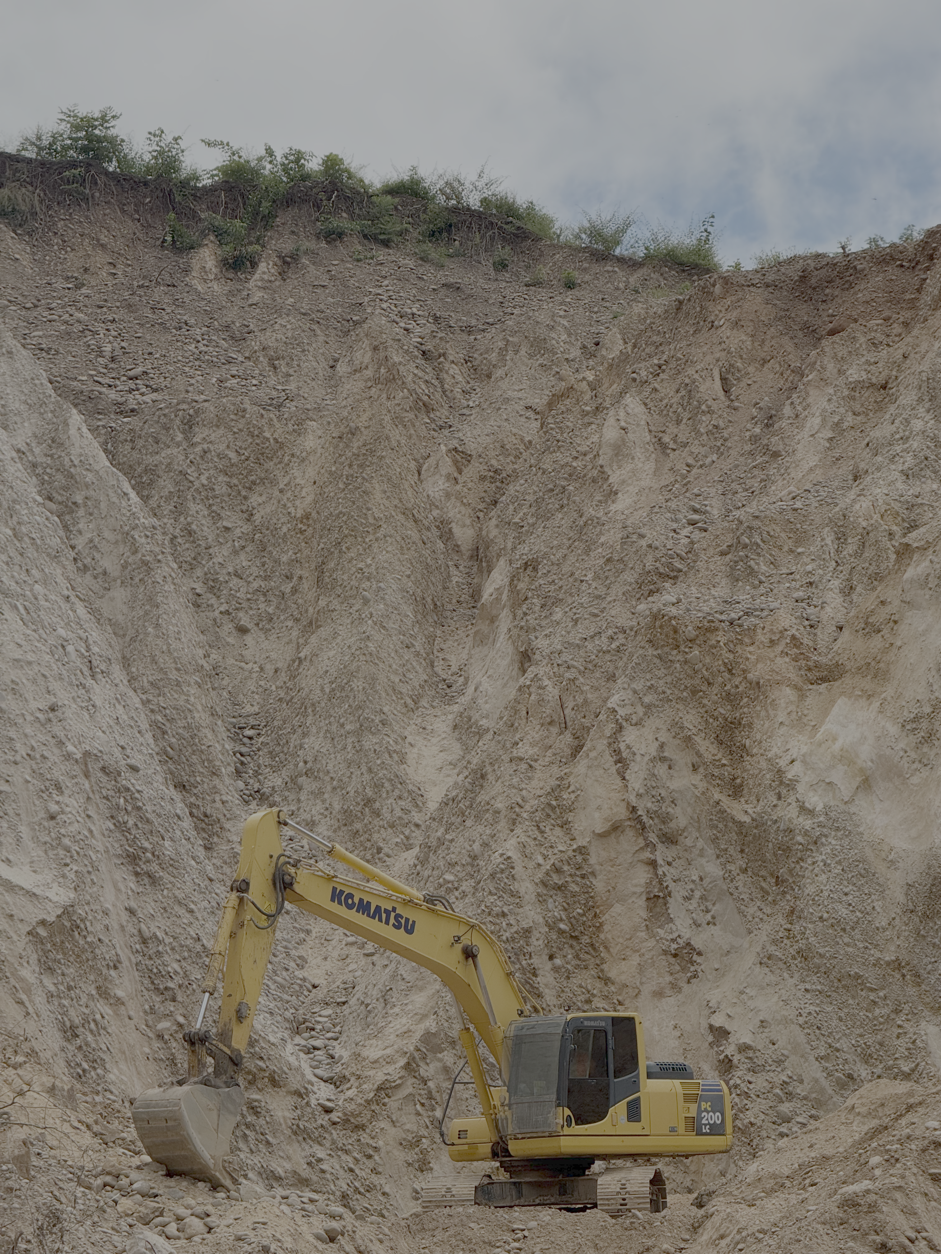 Excavadora en cantera de áridos
